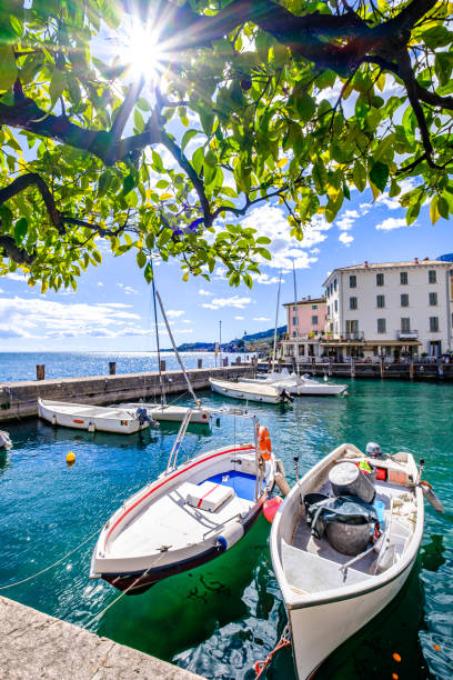 порт и старый город гарньяно на озере гарда - italian lake district стоковые фото и изображения