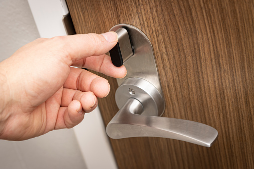 Hand locking or unlocking deadbolt door lock