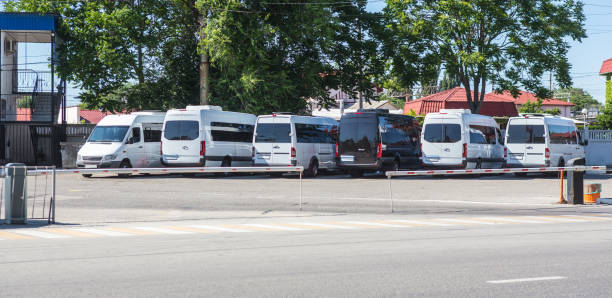 minibus dans le parking de la gare routière - traffic car street parking photos et images de collection