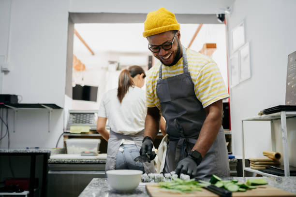 cours de sushis - chef restaurant cooking african descent photos et images de collection