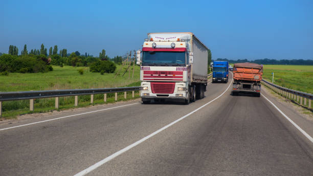 istock Trucks are moving in opposite directions 1481764886
