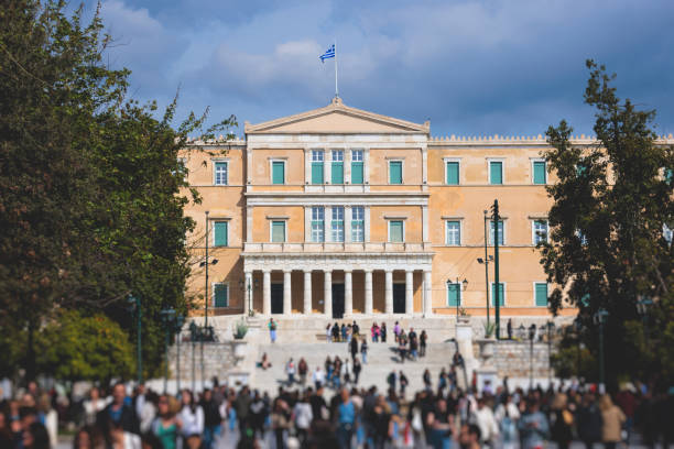 parlement grec dans l’extérieur de la façade de l’ancien bâtiment du palais royal, maison du parlement hellénique bouleterion sur la place syntagma, athènes, attique, grèce en un jour d’été - syntagma square photos et images de collection