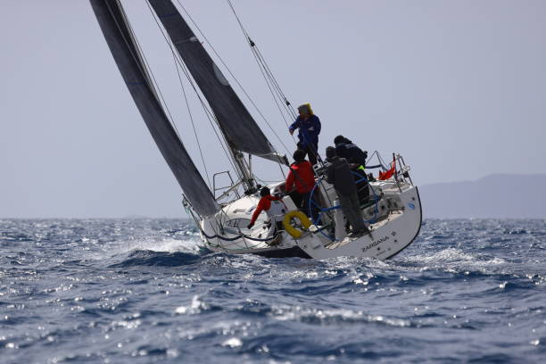 les voiliers naviguent par temps venteux dans les eaux bleues de la mer égée - sailboat storm teamwork competition photos et images de collection