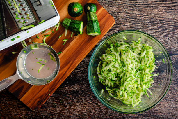 calabacín rallado en un tazón de vidrio - zucchini vegetable squash marrow squash fotografías e imágenes de stock