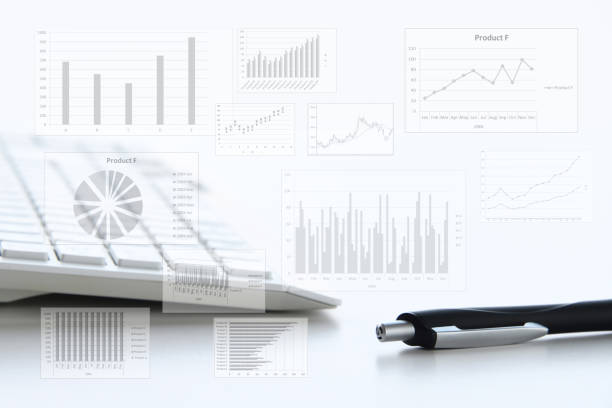 tastiera e penna del pc con grafico aziendale senza nessuno - investment financial occupation new business mutual fund foto e immagini stock