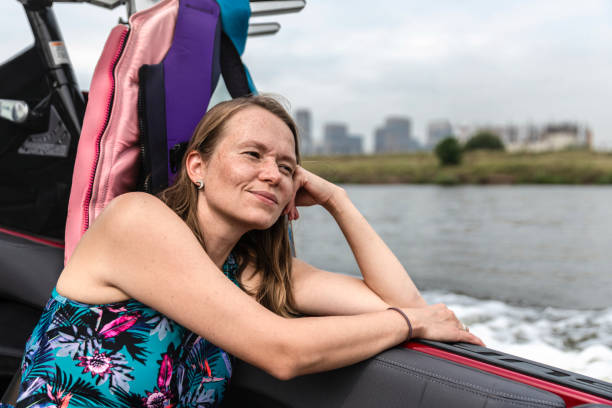 mulher nova em uma roupa de banho na lancha - wakeboarding motorboating extreme sports waterskiing - fotografias e filmes do acervo