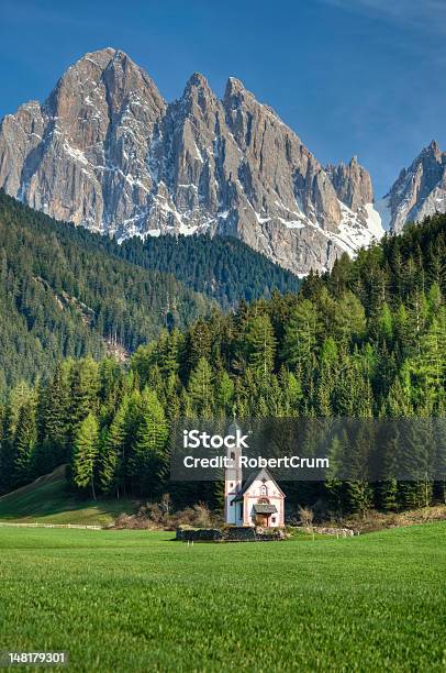 Iglesia En Los Alpes Italiano Foto de stock y más banco de imágenes de Aire libre - Aire libre, Alpes Dolomíticos, Alto Adigio