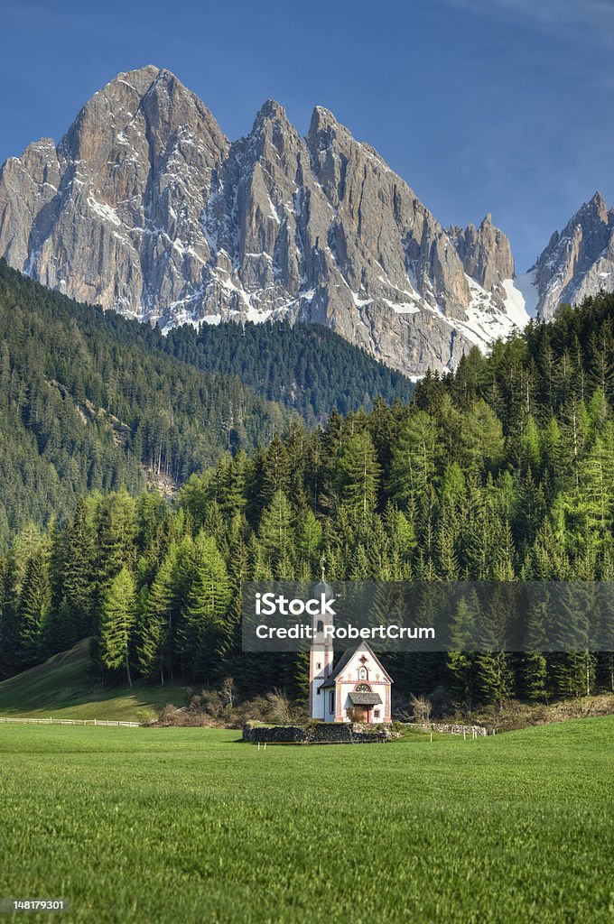 Chiesa nelle Alpi italiane - Foto stock royalty-free di Alto Adige