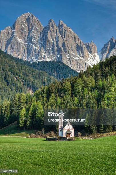 Chiesa Nelle Alpi Italiane - Fotografie stock e altre immagini di Alto Adige - Alto Adige, Ambientazione esterna, Catena di montagne