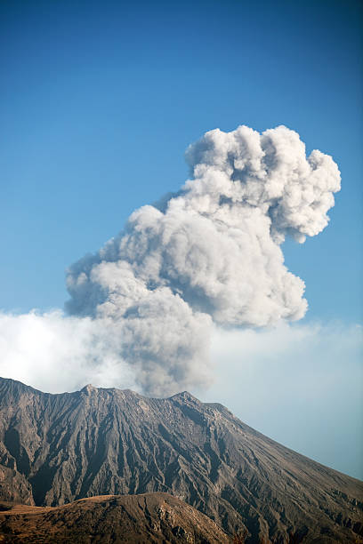 éruption volcanique de sakurajima volcan - geothermy photos et images de collection