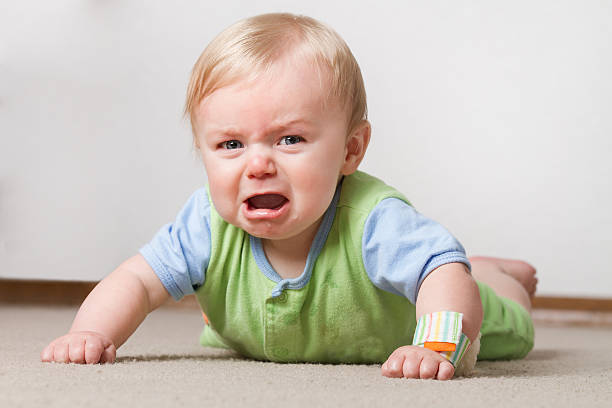 Kleinkind auf dem Boden zu Weinen – Foto