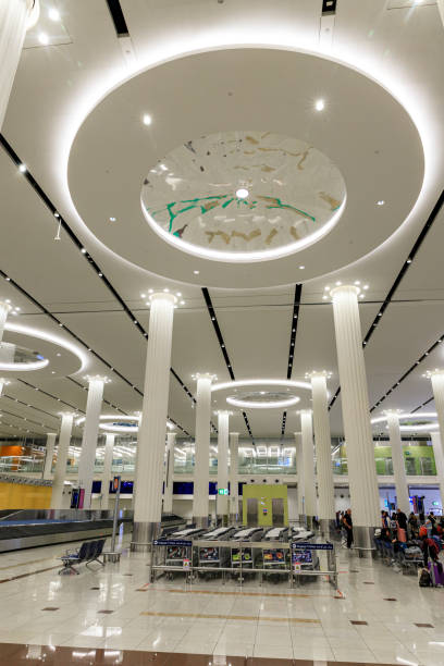 la sala ritiro bagagli presso l'aeroporto internazionale di dubai nella città di dubai, emirati arabi uniti - dubai united arab emirates airport indoors foto e immagini stock