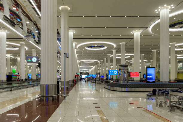 la sala ritiro bagagli presso l'aeroporto internazionale di dubai nella città di dubai, emirati arabi uniti - dubai united arab emirates airport indoors foto e immagini stock