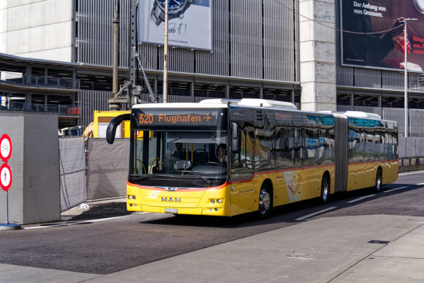 vista panorámica del autobús postal suizo que llega a la estación de autobuses en el aeropuerto suizo. - public transportation winter bus front view fotografías e imágenes de stock