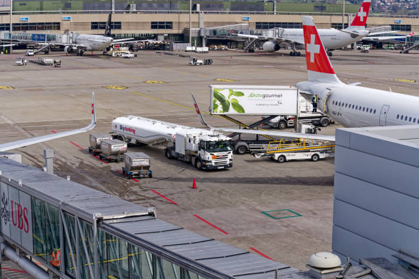 załadunek szwajcarskiego samolotu z jedzeniem i napojami oraz zbiornik na tankowanie na lotnisku w szwajcarii. - swiss culture airplane airport business zdjęcia i obrazy z banku zdjęć