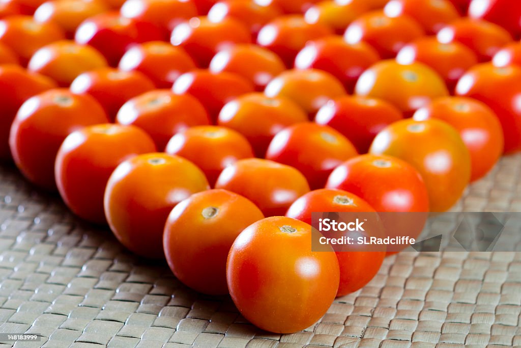 Tomates Cherry formado por una cuña. - Foto de stock de Comida sana libre de derechos