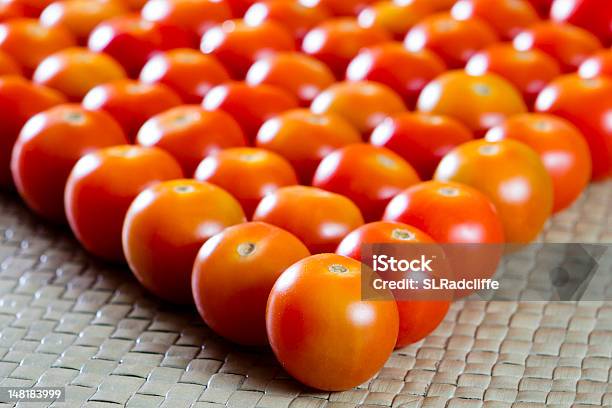 Tomates Cherry Formado Por Una Cuña Foto de stock y más banco de imágenes de Comida sana - Comida sana, Fotografía - Imágenes, Frescura