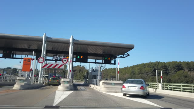 Using Motorway Toll Booth in France - Autoroute Peage