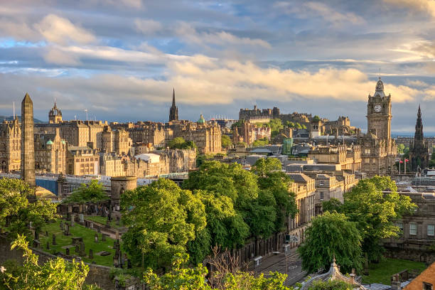 skyline di edimburgo al tramonto - carlton hill foto e immagini stock