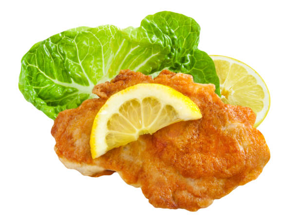 빵가루 입힌 에스칼로프와 흰 배경에 분리된 레몬 샐러드 - schnitzel cutlet meat isolated on white 뉴스 사진 이미지