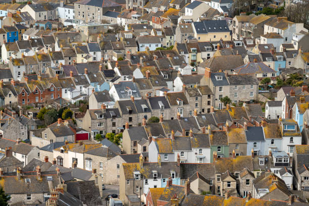 vista in cima alla collina delle tipiche case britanniche all'isola di portland, contea di dorset - isle of portland foto e immagini stock