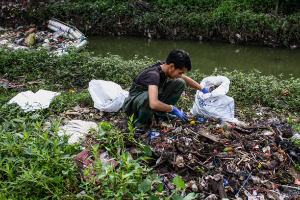 rio poluído na indonésia - algi - fotografias e filmes do acervo