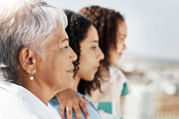 familiengeneration von kind, mutter und großmutter bindung, ruhe oder genießen sie die gemeinsame zeit im freien. liebe, freiheit, frieden und gesicht profil von entspannen menschen im urlaub in rio de janeiro brasilien - genforschung stock-fotos und bilder