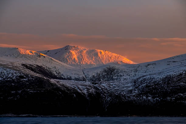 ノルウェーの山々の美しい冬の日の出 - snow winter coastline sunrise ストックフォトと画像