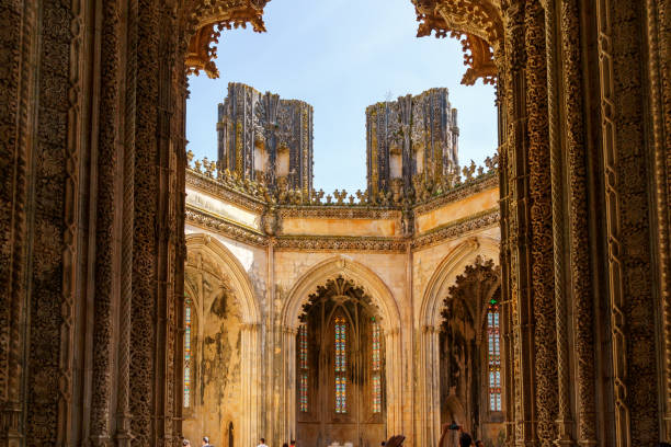 arco dettagliato che guarda all'aperto in un contrafforte della cattedrale caratteristica monastero di batalha - architectural feature architecture cathedral catholicism foto e immagini stock