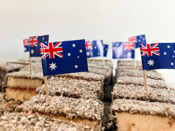 オーストラリアデーのお祝い。甘いケーキの中の小さなオーストラリア国旗 - lamingtons australia australia day celebration ストックフォトと画像