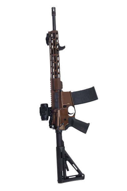 carabina ar15, rifle marrom isolado no fundo branco com colimador. protetor de mão leve ajustado - rifle strategy military m16 - fotografias e filmes do acervo