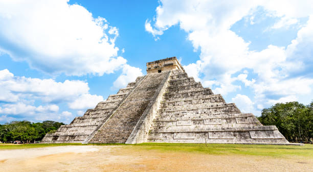 Wide from view of El Castillo landmark also knwn as Temple of Kukulcan at Chichen Itza structure site in Yucatan Mexico - Travel concept with one of new seven wonder of the world - Bright vivid filter amplio desde la vista de el castillo punto de referencia también conocido como templo de kukulcán en chichén itzá sitio de estructura en yucatán méxico - concepto de viaje con una de las nuevas siete maravillas del mundo - filtro vívido brillante