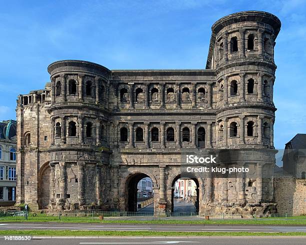 Foto de A Porta Nigra Em Trier Alemanha e mais fotos de stock de Porta Nigra - Porta Nigra, Trier, Alemanha