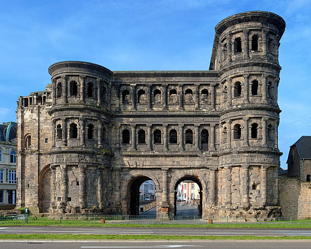 в porta nigra (черный ворота) в трир, германия - trier стоковые фото и изображения