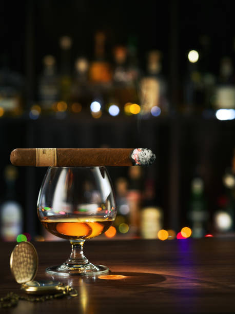 verre à cognac - cigar whisky bar cognac photos et images de collection