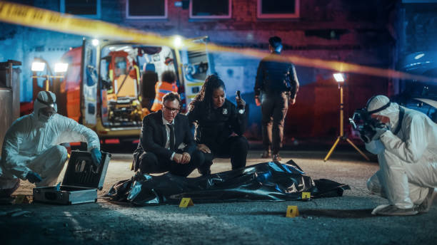 kuvapankkikuvat ja rojaltivapaat kuvat aiheesta rikospaikkatutkijat kehittävät hypoteesia nuoren miehen murhasta. poliisinainen, joka ehdottaa intohimorikosta. he tarkistavat vihjeet - homicide detective