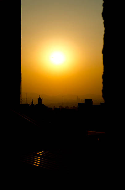 puesta de sol a través de los edificios en la ciudad de méxico, d.f - smog mexico mexico city air pollution fotografías e imágenes de stock