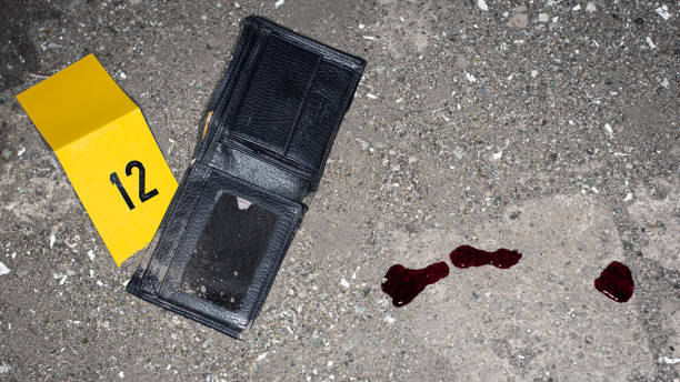犯罪現場で撮影された法医学写真:強盗の暴力事件の証拠としてマークされた床に横たわっている空の財布。刺し傷のために床に血が飛び散る。犯罪証拠画像 - forensic science flash ストックフォトと画像