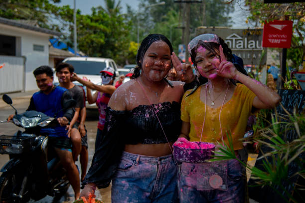 songkran wasserfest in thailand - thailand new years eve songkran buddhist new year stock-fotos und bilder