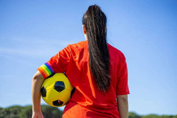 サッカーにおける同性愛嫌悪に反対するキャンペーン。フィールドにlgbtプライドフラッグ。スポーツにおけるlgbtqの人々。 - arm band ストックフォトと画像