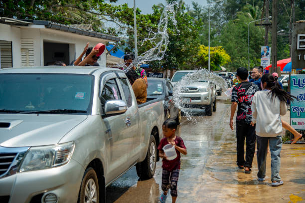 songkran wasserfest in thailand - thailand new years eve songkran buddhist new year stock-fotos und bilder