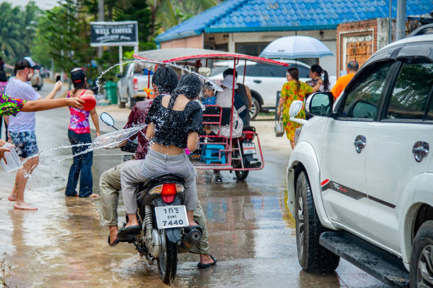 songkran wasserfest in thailand - thailand new years eve songkran buddhist new year stock-fotos und bilder