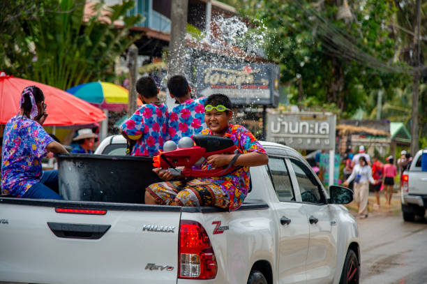 songkran wasserfest in thailand - thailand new years eve songkran buddhist new year stock-fotos und bilder