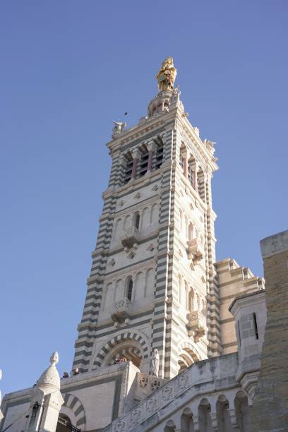 toma de ángulo bajo de la catedral de notre dame de lagarde en marsella, francia contra el cielo azul - notre dame de la garde fotografías e imágenes de stock