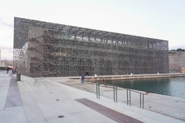 estructura arquitectónica con arte de metal situado cerca de un cuerpo de agua, museo de marsella - harborage fotografías e imágenes de stock