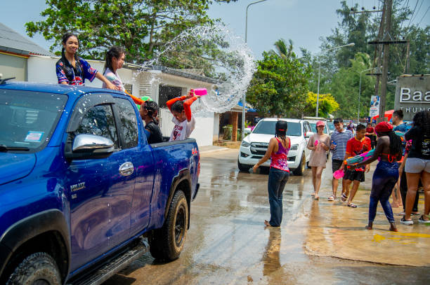 songkran wasserfest in thailand - thailand new years eve songkran buddhist new year stock-fotos und bilder