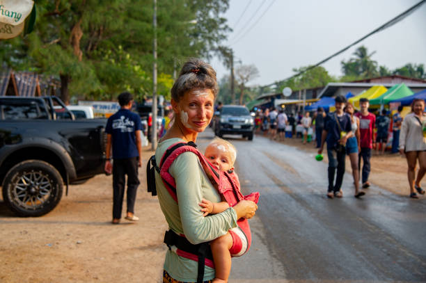 songkran wasserfest in thailand - thailand new years eve songkran buddhist new year stock-fotos und bilder