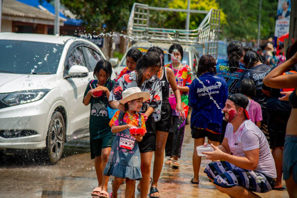 songkran wasserfest in thailand - thailand new years eve songkran buddhist new year stock-fotos und bilder