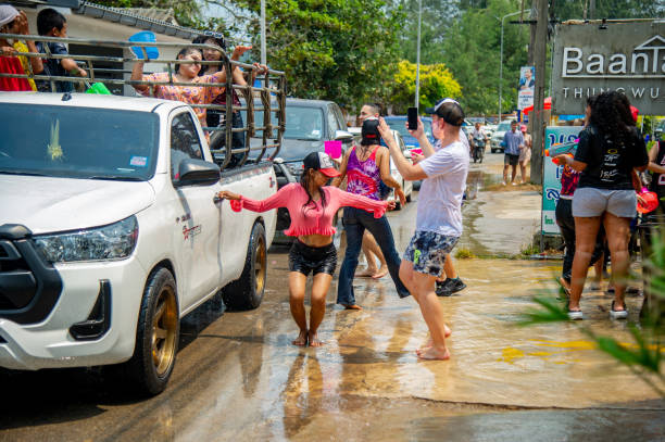 songkran wasserfest in thailand - thailand new years eve songkran buddhist new year stock-fotos und bilder