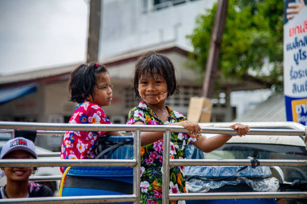 songkran wasserfest in thailand - thailand new years eve songkran buddhist new year stock-fotos und bilder